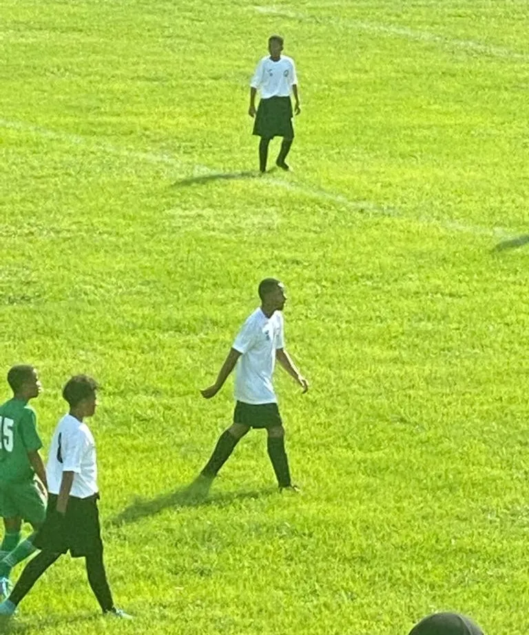 Footballeurs en herbe mais peut-être un peu trop..