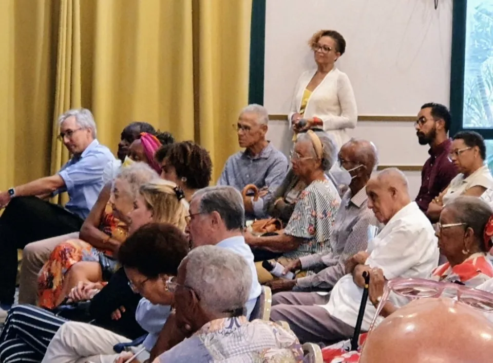 Martinique : Bernard Hayot est assis au premier rang à l'assemblée générale de Tous Créoles
