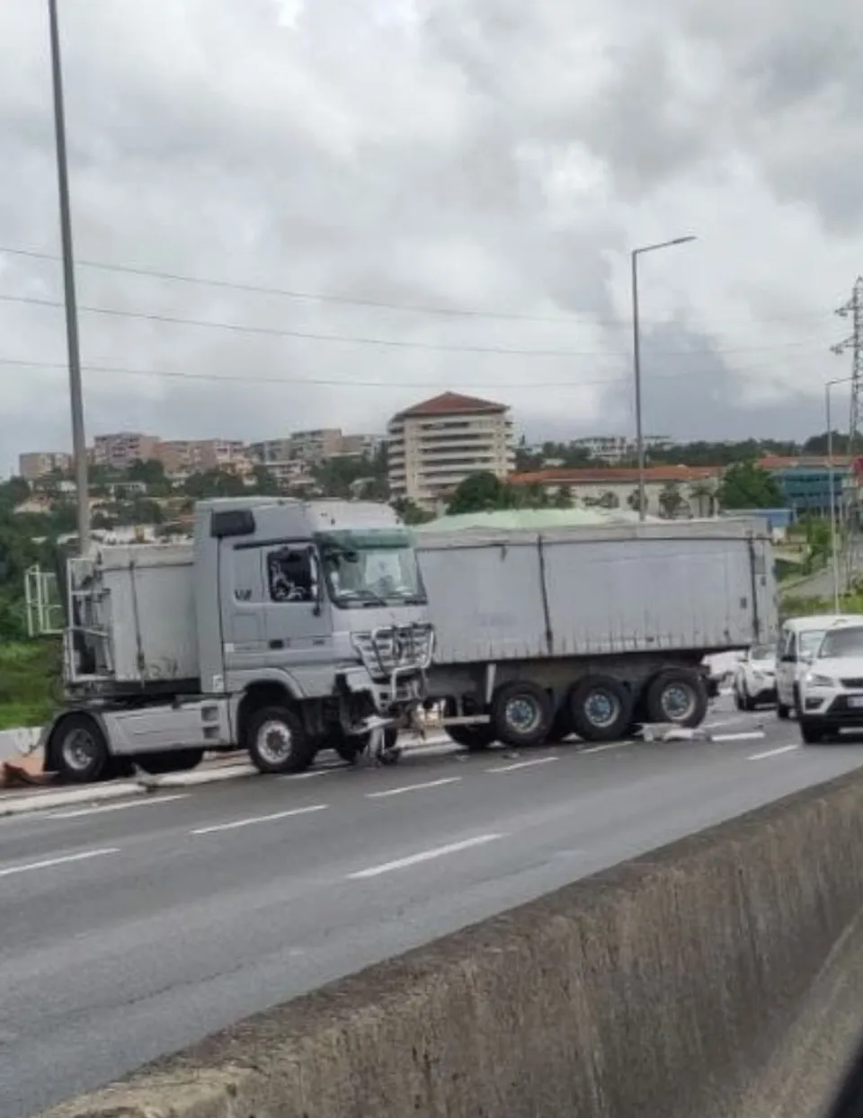 Spectaculaire accident de la circulation sur l'autoroute en Martinique