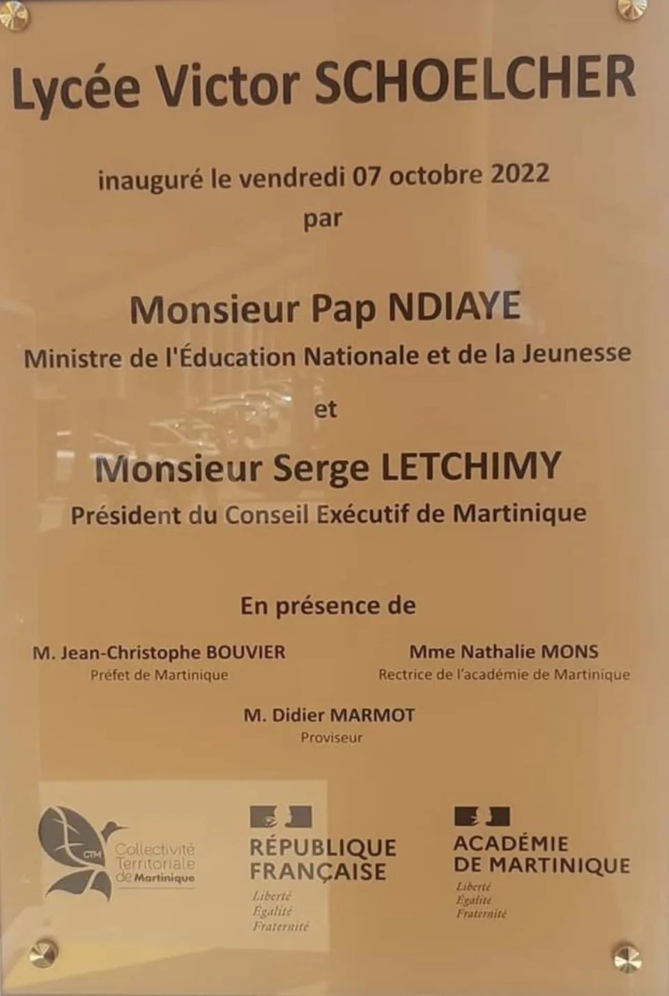 En Martinique... la réalité est plus que jamais à côté de la plaque... commémorative