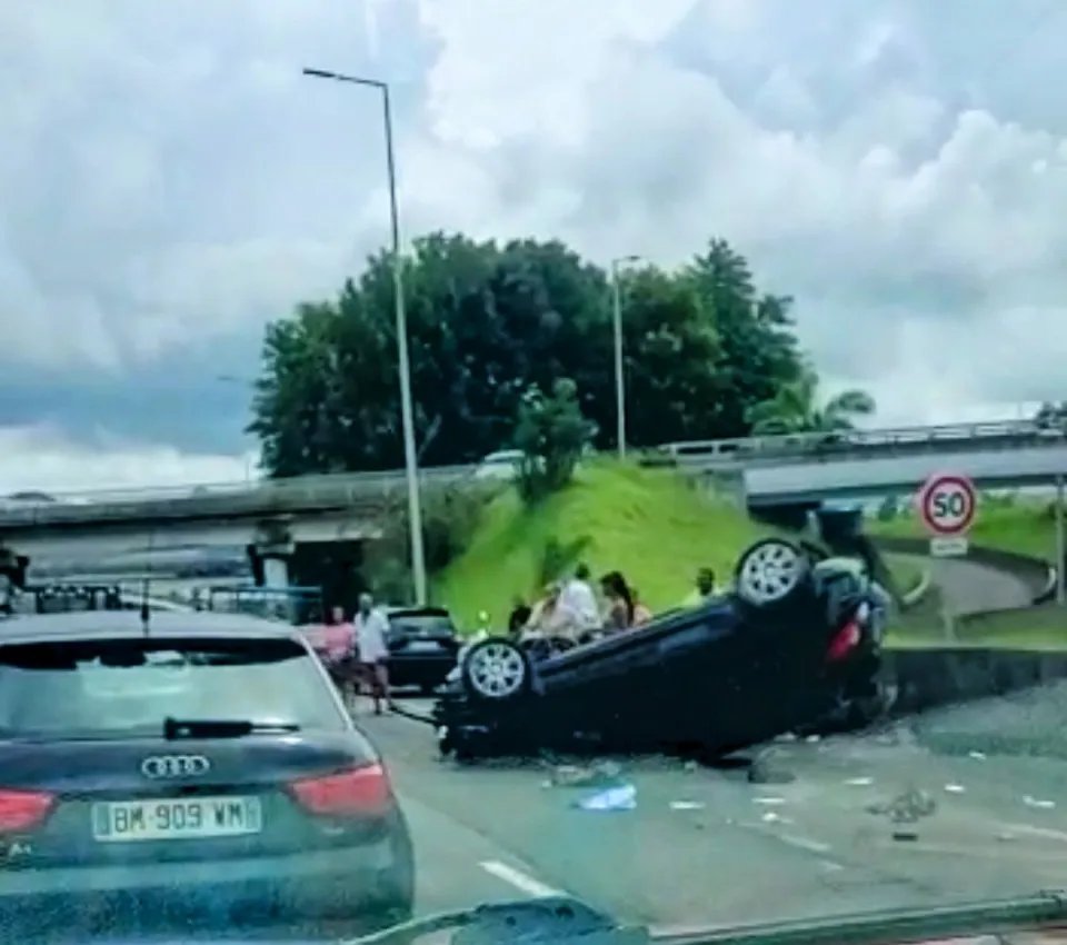 Spectaculaire accident sur l'autoroute en Martinique
