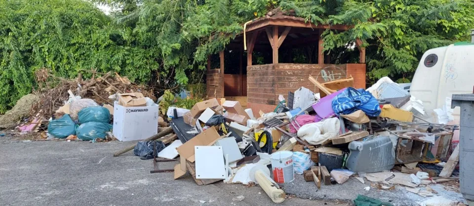 "Arnaud...les ordures prennent de la hauteur aux Trois-Îlets en Martinique...c'est quoi cette gouvernance ?"
