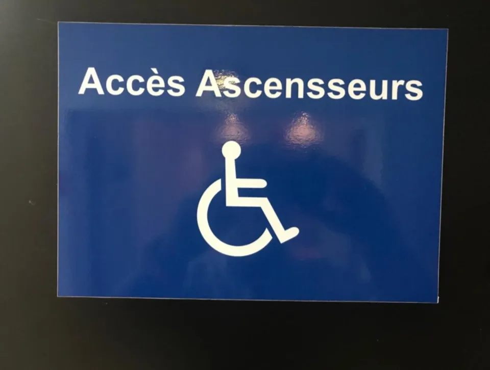 Kisa ka alé an péyi-a... regardez comment on écrit le mot "ascenseur" en Martinique...