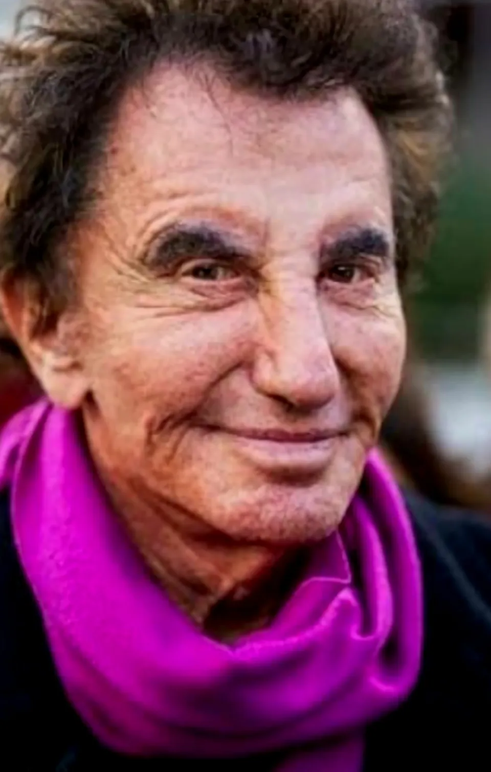 Cet homme ne porte pas un masque de Carnaval