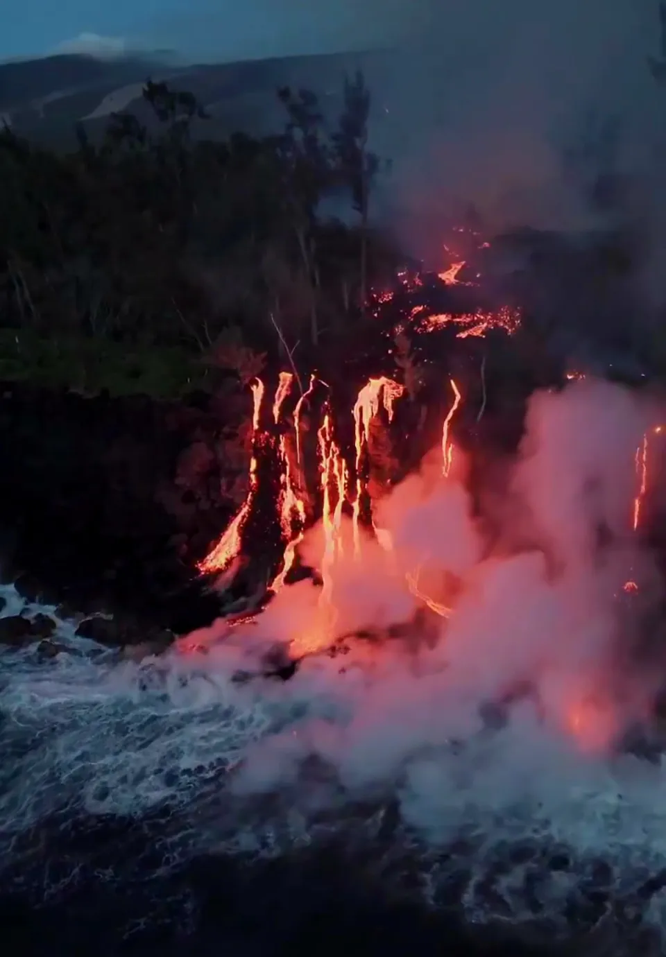 Île de La Réunion...le piton de la fournaise vient faire trempette dans l'Océan Indien