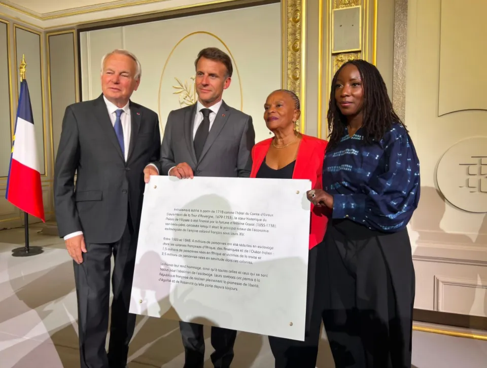 La FME remet au Président de la République une plaque rappelant le lien entre le Palais de l’Elysée et l’esclavage colonial français.