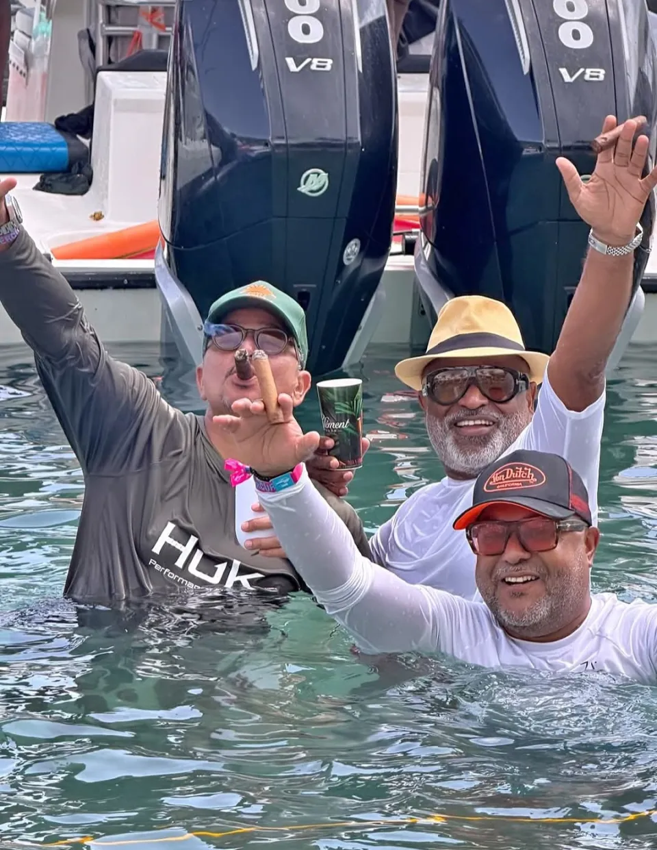 Samuel et Franck présentent le cigare amphibie à la Mercury Beach en Martinique