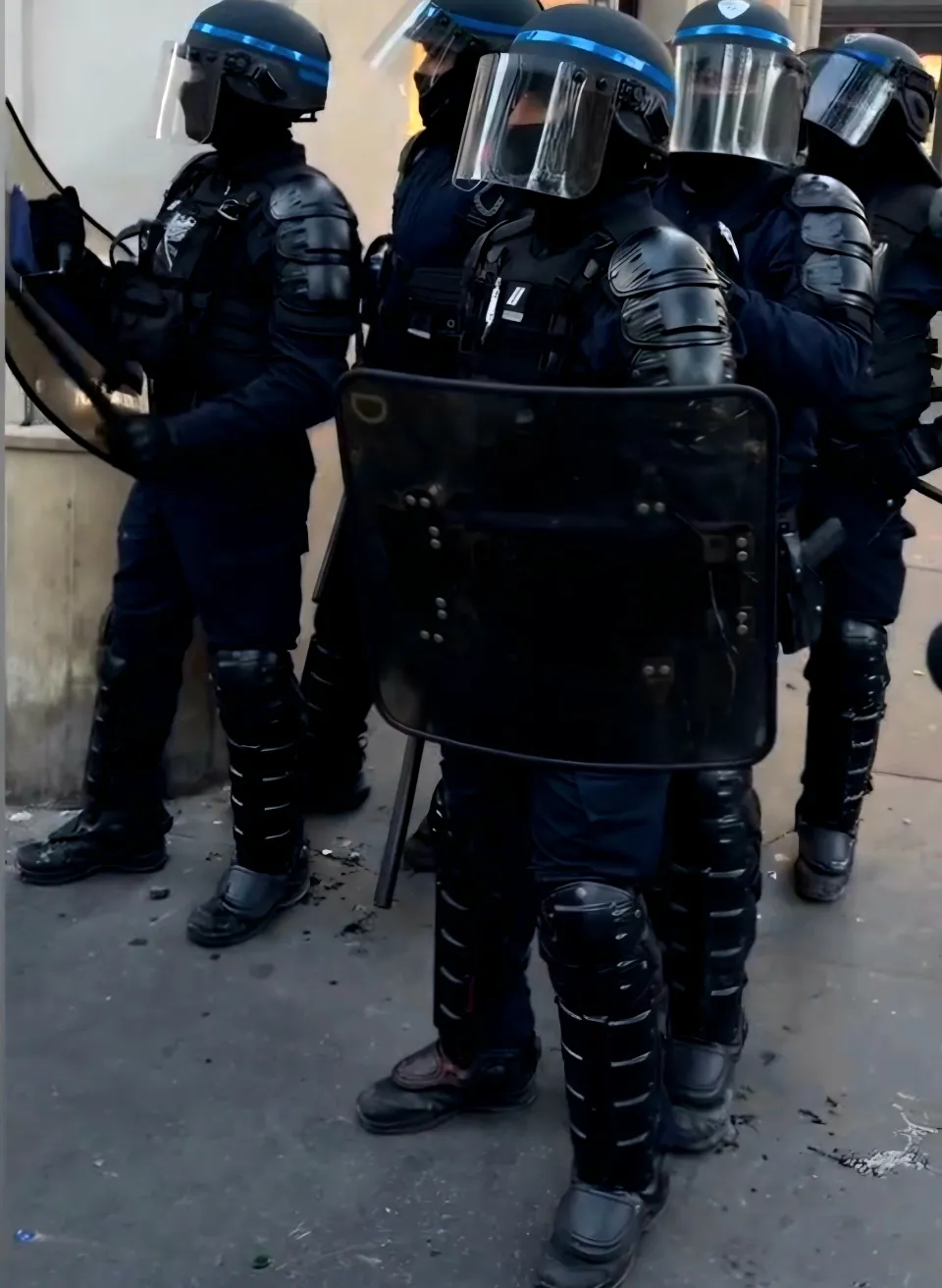 335 membres du GIGN ...100 légionnaires sont en Martinique
