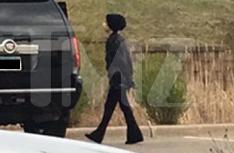 0421-prince-leaving-cvs-4202016-tmz-9-2