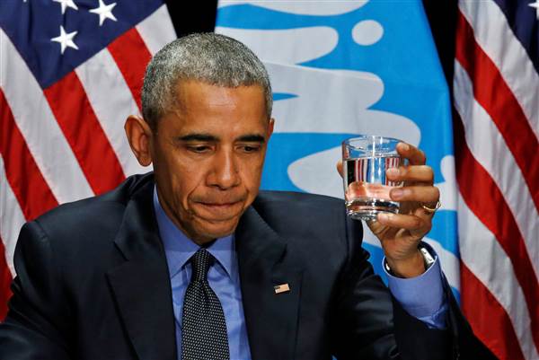 Obama buvant l'eau de Flint, pour rassurer la population.