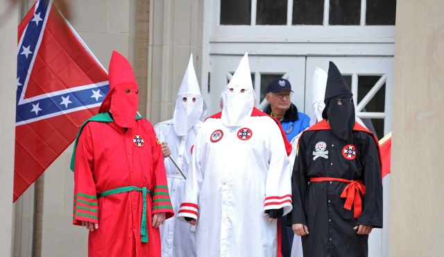 La preuve que le KKK n'est pas raciste, il y a un rouge et un noir...