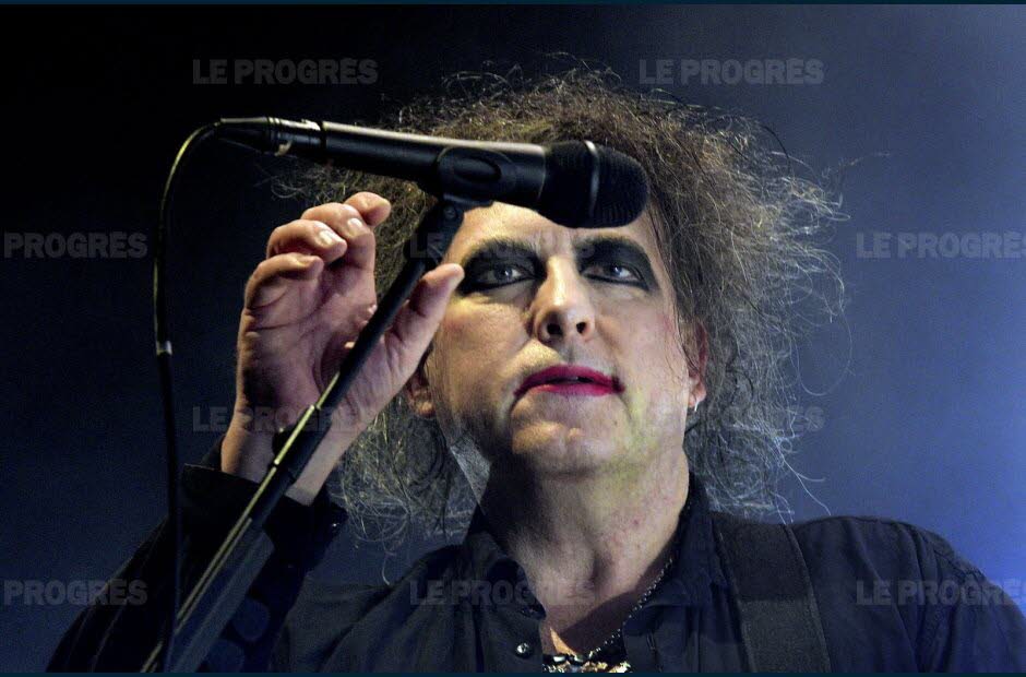 le-chanteur-de-the-cure-robert-smith-a-la-halle-tony-garnier-photo-philippe-juste-1480344826