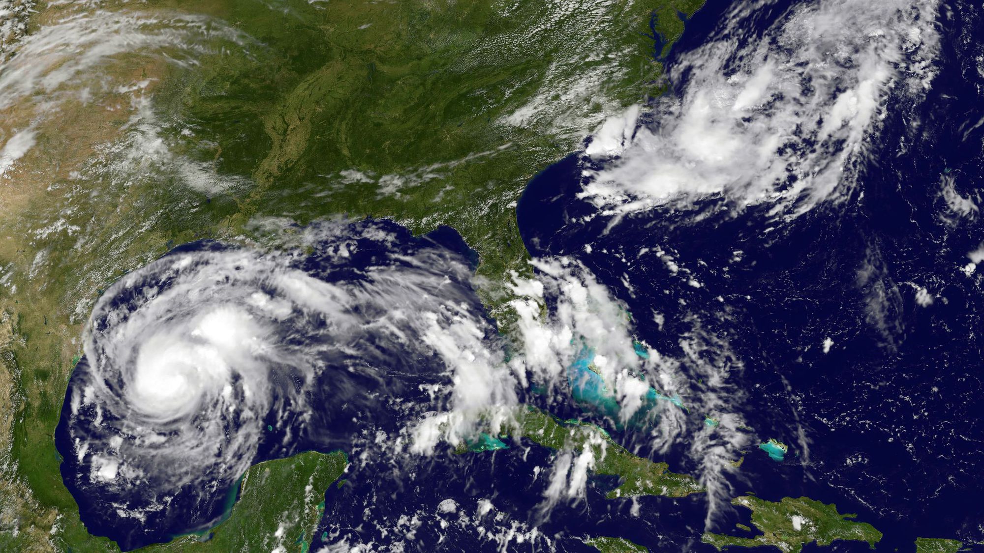 image-fournie-par-le-satellite-goes-de-l-agence-americaine-oceanique-et-atmospherique-noaa-et-de-la-nasa-de-l-ouragan-harvey-le-24-aout-2017_5933750