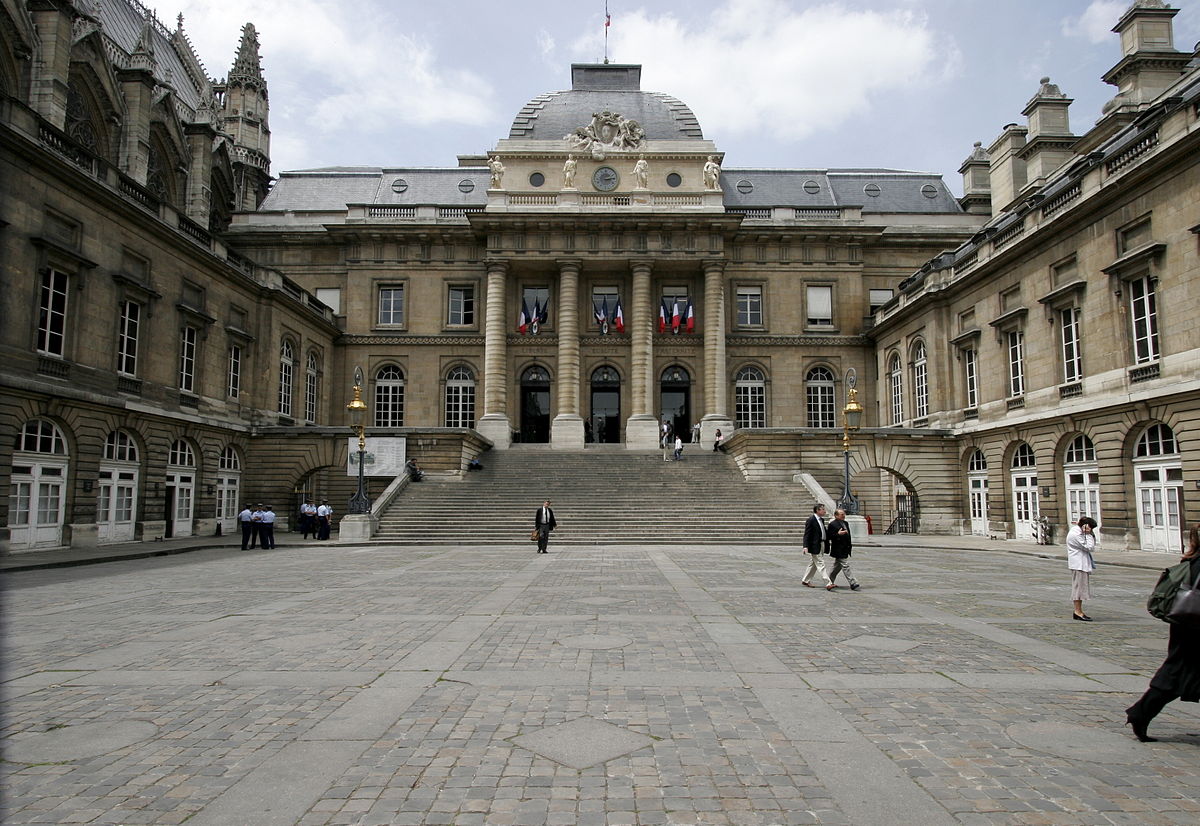 1200px-Palais-de-justice-paris