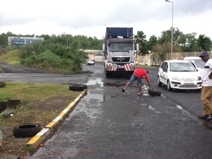 12:40...les pêcheurs libèrent l'accès pour deux containers de médicaments