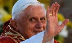 Le pape Benoît XVI jette l'éponge