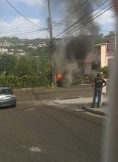 Véhicule en flammes à Château-Bœuf en Martinique