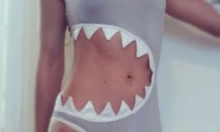 Après le monokini, le bikini, le ayenkini...voilà le sharkini