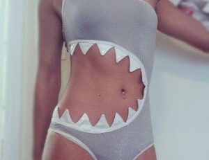 Après le monokini, le bikini, le ayenkini...voilà le sharkini