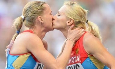 Non, Ioulia et Kseniya ne s'embrassent pas sur la bouche