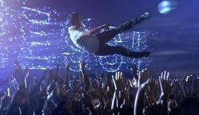 Un rappeur saute dans le public et...