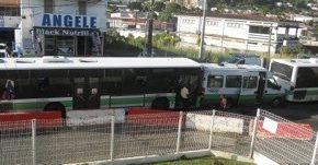 Deux grands bus agressent un petit bus en #Martinique