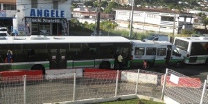 Deux grands bus agressent un petit bus en #Martinique