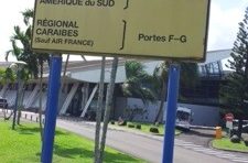 Aéroport Aimé #Césaire en Martinique : Panneau d'une INSULTE au pays natal