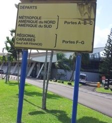 Aéroport Aimé #Césaire en Martinique : Panneau d'une INSULTE au pays natal