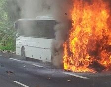 Un bus de carnavaliers brûle en Guadeloupe