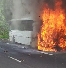 Un bus de carnavaliers brûle en Guadeloupe