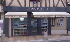 Le #CRAN et Sortir du #Colonialisme dénoncent "le #Bamboula" et "le #Négro", mis en vente dans une #chocolaterie à #Auxerre