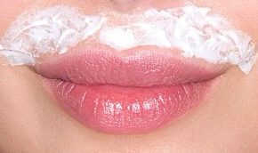 Pour séduire une collègue, il #éjacule dans son café et sur son bureau