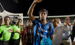 "Un SINGE... Un Brésilien, mais quand même un SINGE"