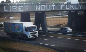 L'esclave #Furcy ĺ'un des plus prestigieux personnages de ĺ'histoire de ĺ'île de La #Réunion s'affiche sur le pont de Cambai