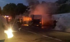 Un bus brûle ...un feu de Dieu...à Châteaubœuf en #Martinique