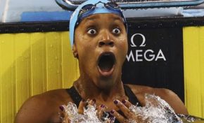 Elle termine un 100m brasse sans être contrôlée  par la police