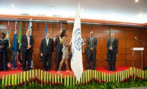 Dra...peau métis et masque blanc