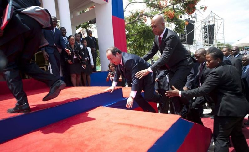 François Hollande entre chute dans les sondages et chute morale