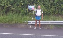 Cet homme marche pour dire NON aux manipulateurs de l'Histoire à l'île de La Réunion