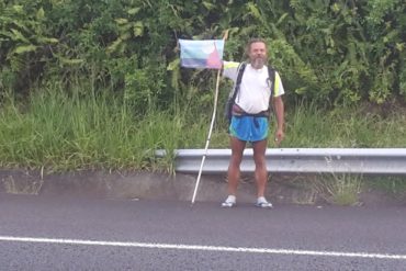 Cet homme marche pour dire NON aux manipulateurs de l'Histoire à l'île de La Réunion