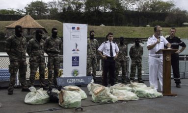 Un voilier, deux individus et 93,5 kg de cocaïne interceptés par la frégate de la Marine nationale Germinal sur renseignement de la douane française 