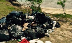 Sur le Tour de la Martinique des yoles rondes...les pollueurs ne sont pas des ordures