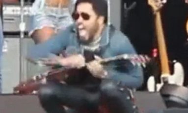 Voilà  ce qui arrive quand on n'a pas un pantalon qui peut contenir 400 000 €