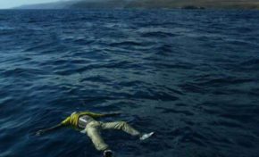 Cet homme qui flotte ne fait pas la planche et ne se prénomme pas...Aylan