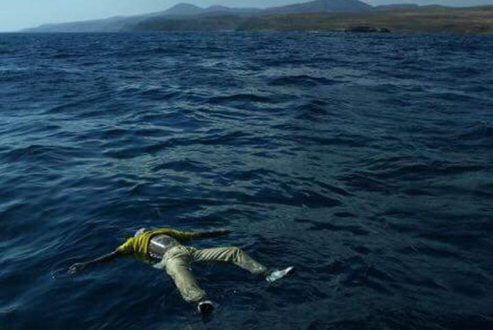 Cet homme qui flotte ne fait pas la planche et ne se prénomme pas...Aylan
