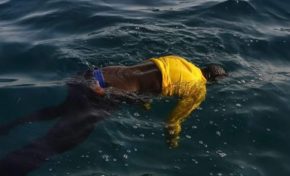 Cet homme qui flotte sur le ventre sans tuba, sans masque, n'est pas un apnéiste qui s'apprête à pêcher des langoustes