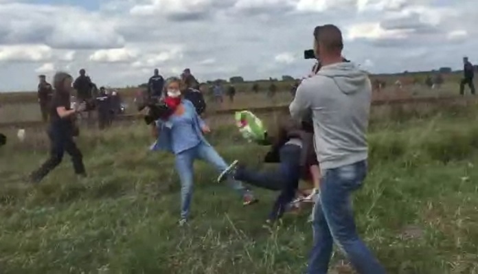 La journaliste, la carte de presse, le migrant et le croche-pied