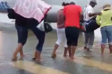 Aéroport Aimé Césaire les pieds dans l'eau sur le tarmac