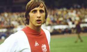 Cruyff a pool ...Cruyff à football